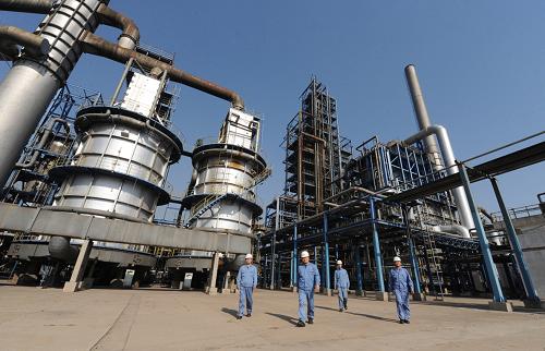 石化工人炼油增产保障市场供应